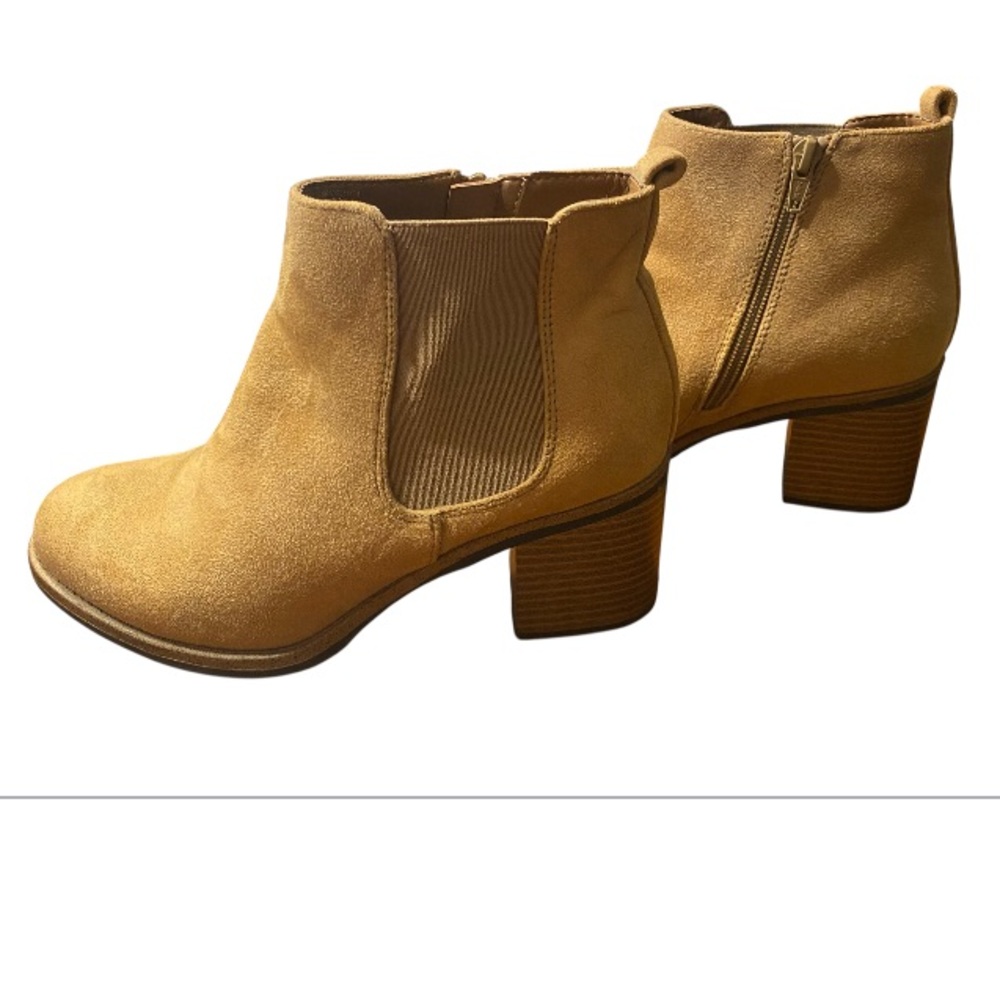 White Mountain women’s‎ Tan faux suede Ankle Boots. Size 8 medium.  Side zip